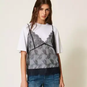 T-SHIRT ΜΕ ΔΑΝΤΕΛΕΝΙΟ ΤΟΠ TWINSET