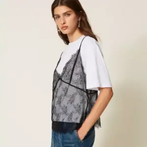 T-SHIRT ΜΕ ΔΑΝΤΕΛΕΝΙΟ ΤΟΠ TWINSET